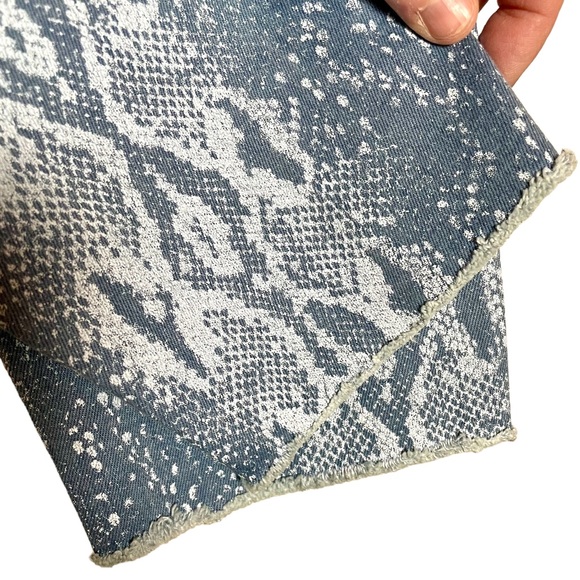 Jennifer Lopez NWT Snake Skin Blue Denim Pants Skinny Crop High Rise Size 4 - Picture 3 of 11